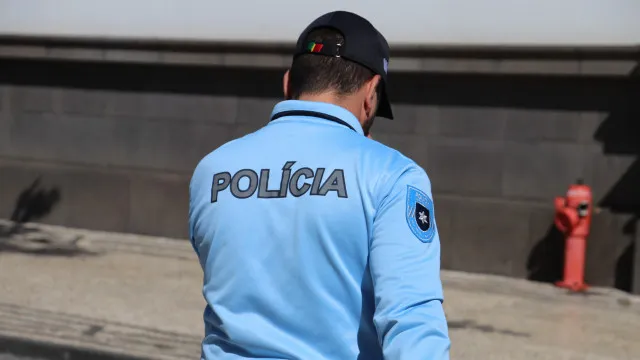 Un vieil homme récupère son téléphone portable après avoir poursuivi un voleur dans le métro de Lisbonne.