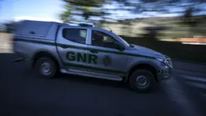 Un vieil homme tire 5 coups de feu sur une femme à Rio Maior. Victime dans un état grave.