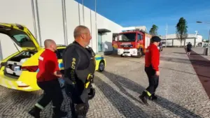 Une personne âgée secourue après être tombée à l'eau en marchant à Portimão.