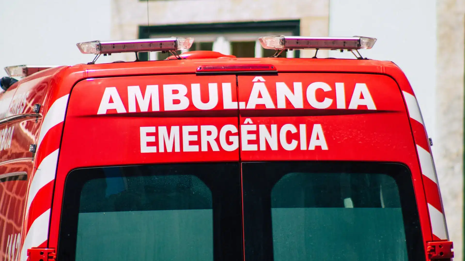 Une personne âgée tombe d'une falaise de 10 mètres à Miranda do Corvo.