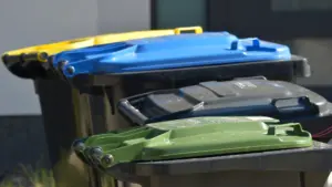 Une substance corrosive jetée blesse un employé de la collecte des ordures.