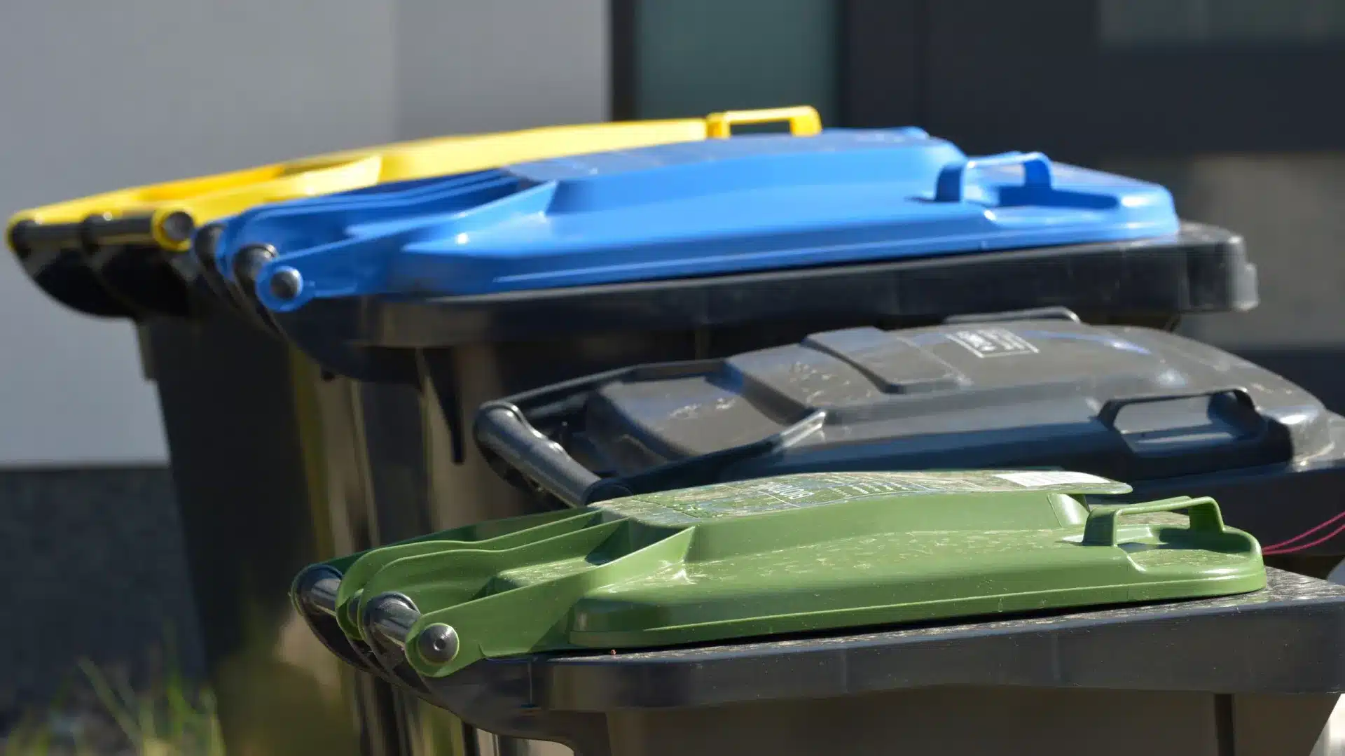 Une substance corrosive jetée blesse un employé de la collecte des ordures.