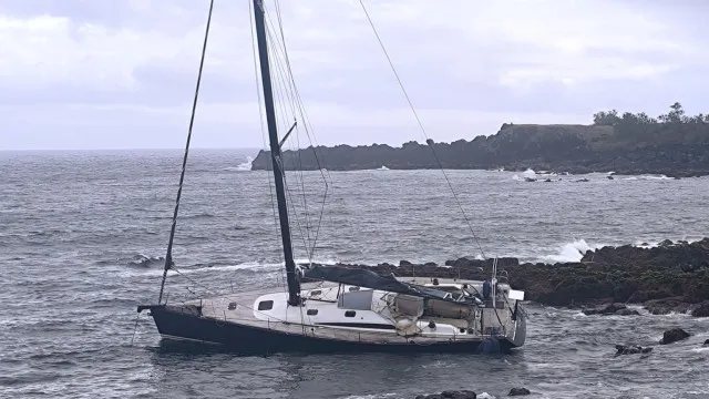 Veleiro 10 jours à la dérive après le sauvetage d'un membre d'équipage. Échoué aux Açores
