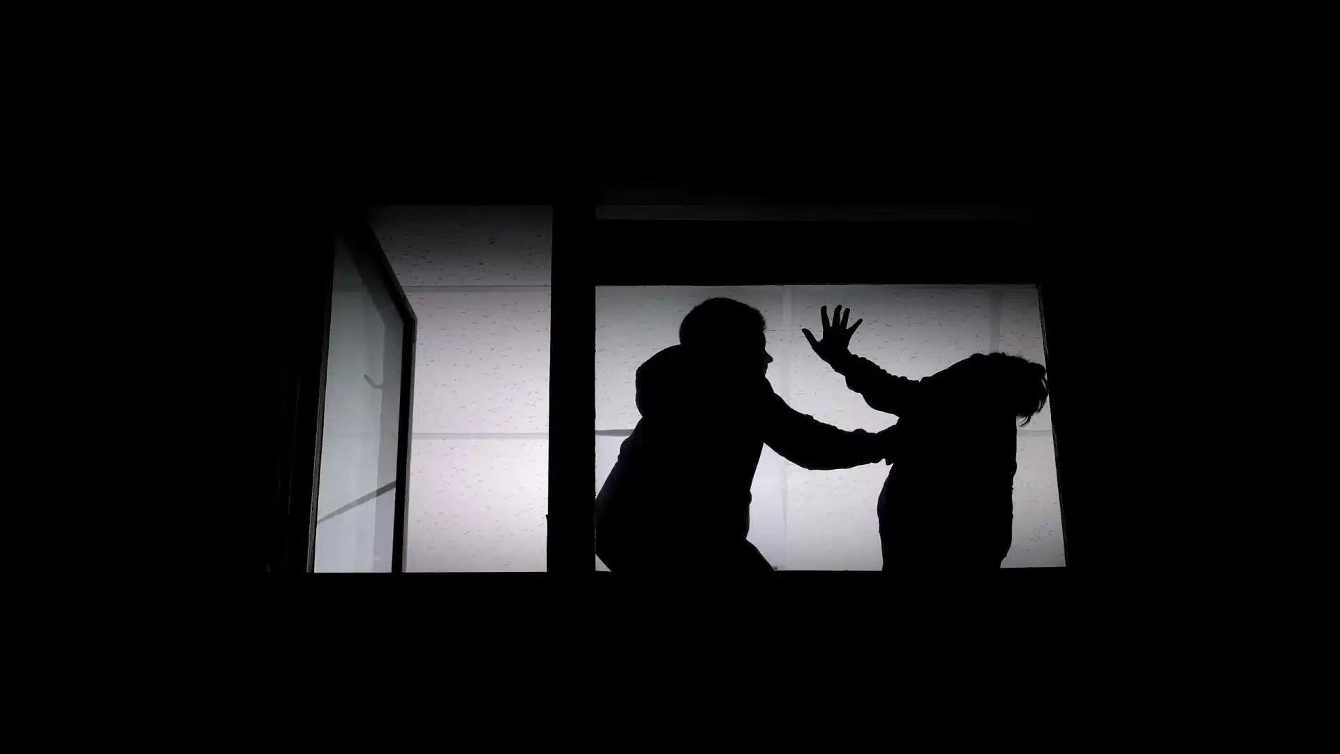 Volait des voitures et obligeait sa compagne à l'accompagner (en la menaçant de mort)