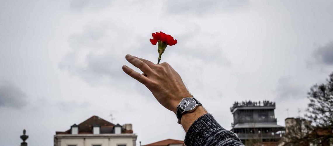 25 Avril. Le dossier propose une "réflexion critique" sur "l'Été Chaud".