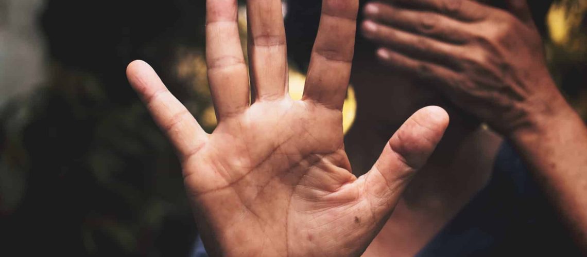 "5 décennies de mauvais traitements". Un homme âgé arrêté après avoir agressé une femme avec des "coups de poing"