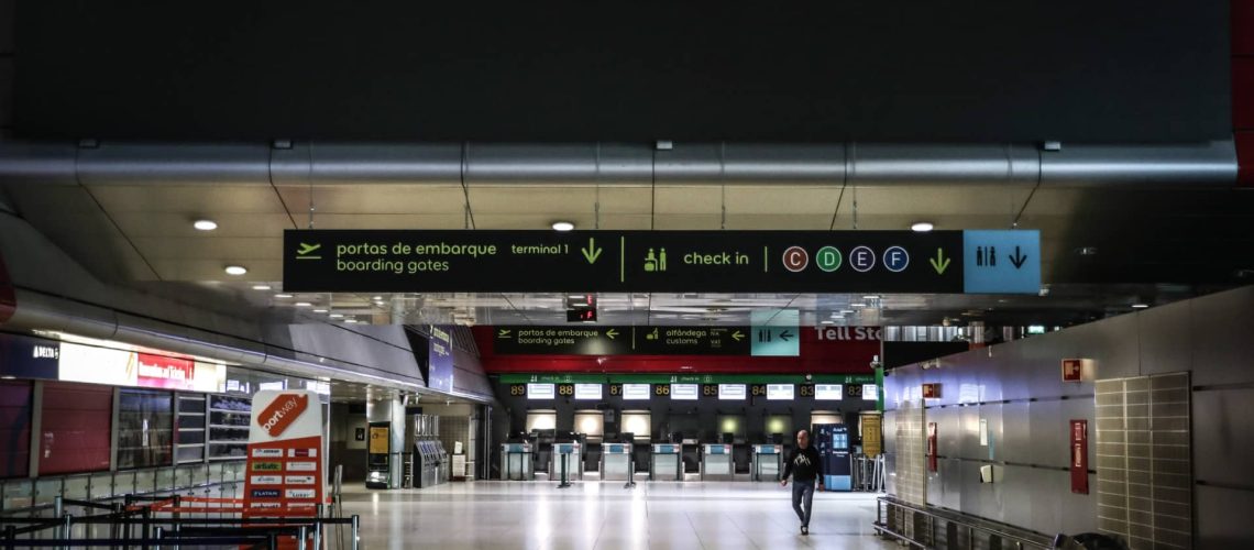 Aéroport : Les autorités ne respectent pas le délai pour que le juge entende les étrangers détenus.