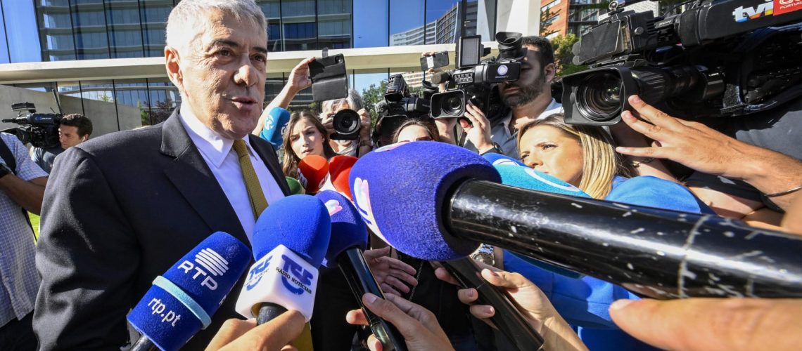 Affaire Marquês. Les photos de l'arrivée de Sócrates et Santos Silva au tribunal.