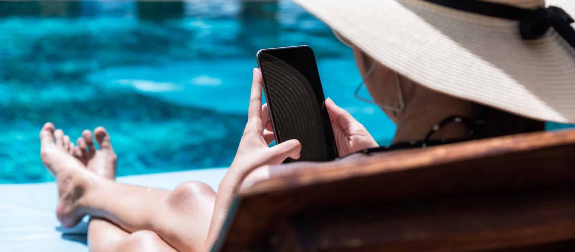 Août, vacances, le téléphone sonne et c'est le patron. ACT rappelle le devoir de réserve.