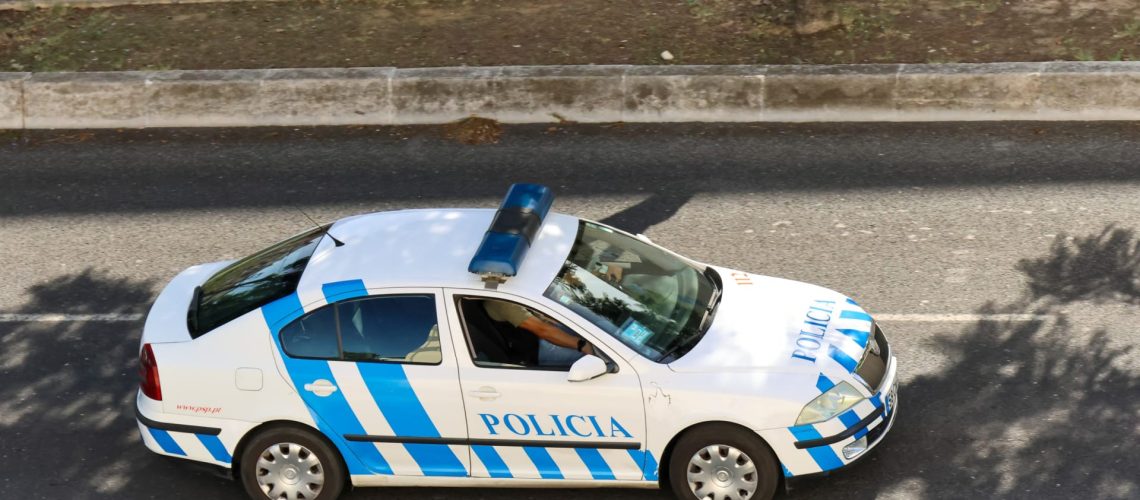 Arrêté avec de la drogue (et des comprimés) lors d'une opération de contrôle routier. A remis le sac à la police.
