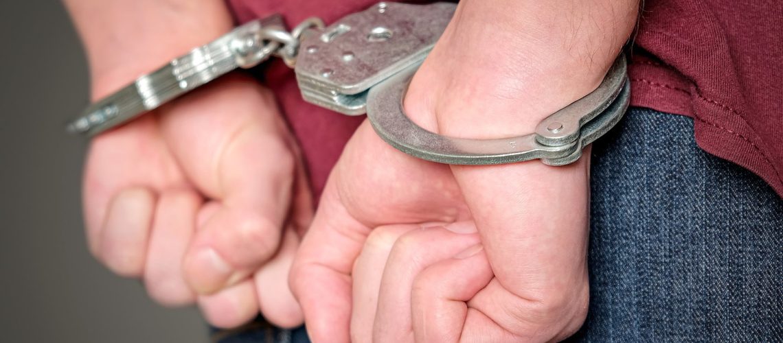Arrêté ici leader religieux recherché au Brésil pour violation de mineurs.