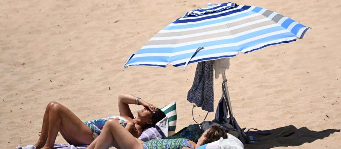 Arrive (très) chaud ! Le Portugal est sous alerte jaune ce week-end.