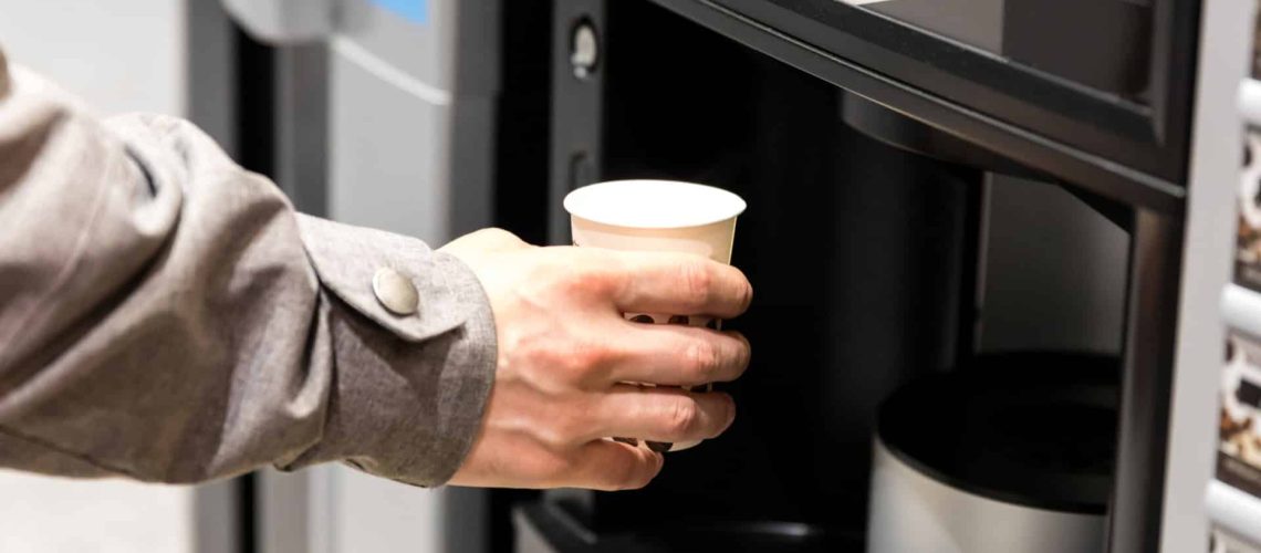 Boissons chaudes des distributeurs automatiques exclues de la 'TVA de la restauration'