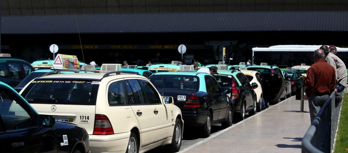 Chauffeurs de taxi arrêtés à l'Aéroport de Lisbonne contre les "rabatteurs" de clients.