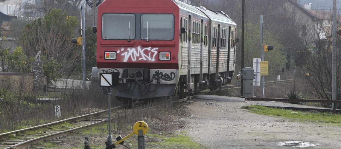 Cinq personnes détenues, dix identifiées pour "vandalisme ferroviaire" à Lisbonne.