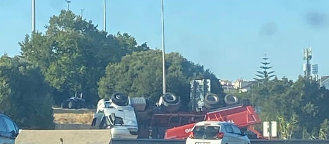 Circulation coupée à l'accès à la CREL à Queluz après le renversement d'un poids lourd.