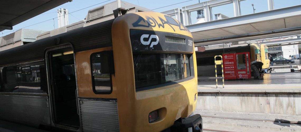 Circulation sur la Ligne de Cascais suspendue entre Alcântara Mar et Cais do Sodré.