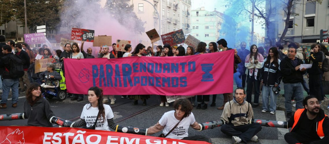 Climáximo organise une manifestation près de l'aéroport de Lisbonne pour "stopper la crise"