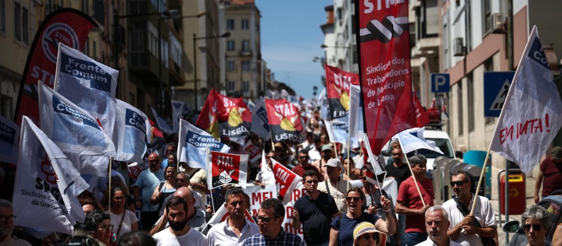 Des centaines de travailleurs de l'administration publique manifestent à Lisbonne.