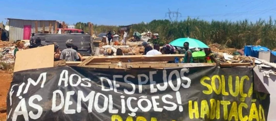 Des dizaines d'habitants du quartier du Talus Militaire continuent de vivre sous des tentes.