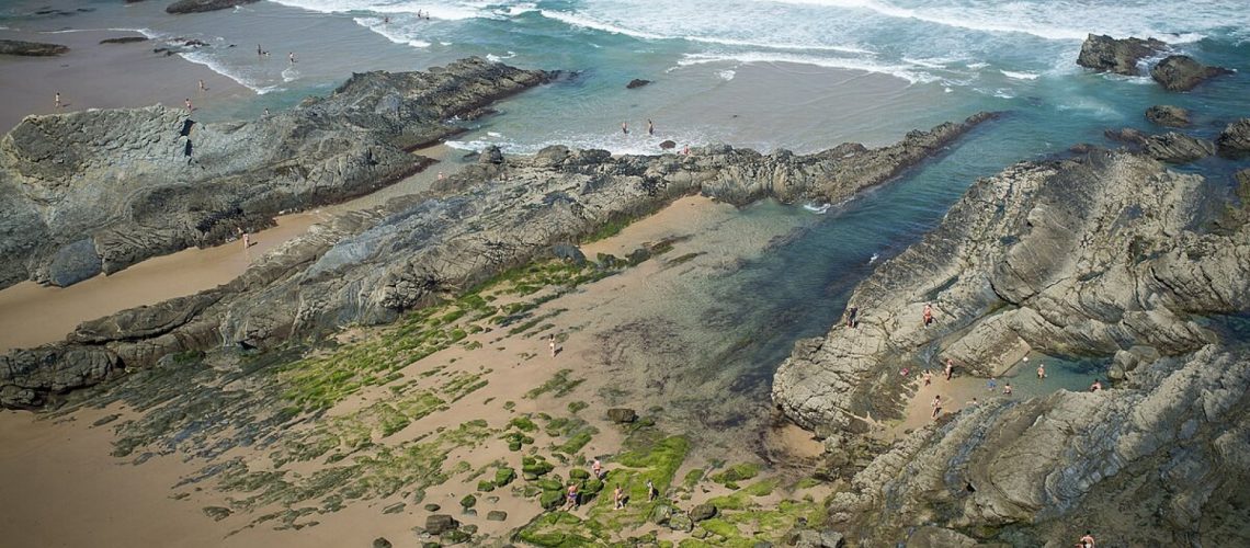 Deux jeunes secourus à Odemira : Ils étaient "isolés à la base de la falaise".