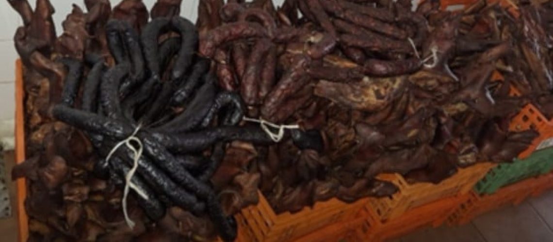 Deux opérateurs fermés pour inspection des produits de cacao et de chocolat.