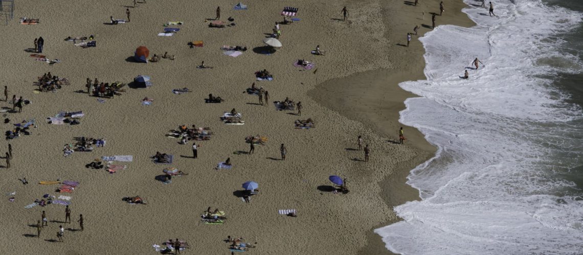 "Eau limpide et transparente." Plage de Nazaré rouverte pour la baignade.