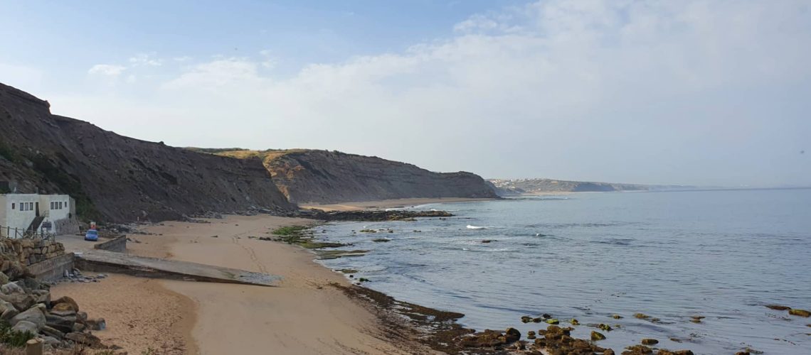 Éboulement en haut interdit l'accès automobile à la plage de Lourinhã.