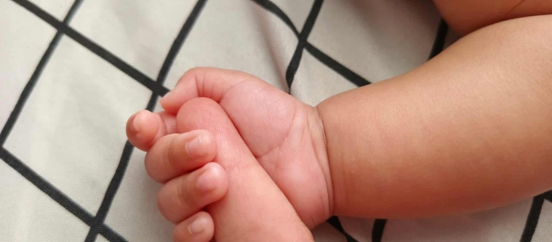 Enfant jusqu'à six ans ? Sachez si vous pouvez demander l'Aide Parentale Élargie.