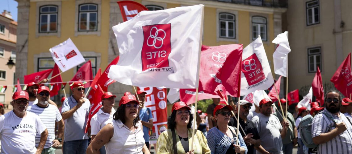 Environ 400 travailleurs de l'industrie se rassemblent devant l'Assemblée législative.