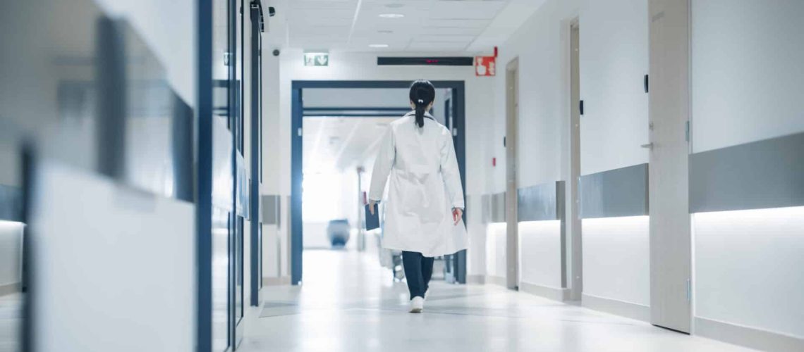 ERS demande des éclaircissements sur les cas où les immigrants en situation irrégulière doivent payer dans le SNS.