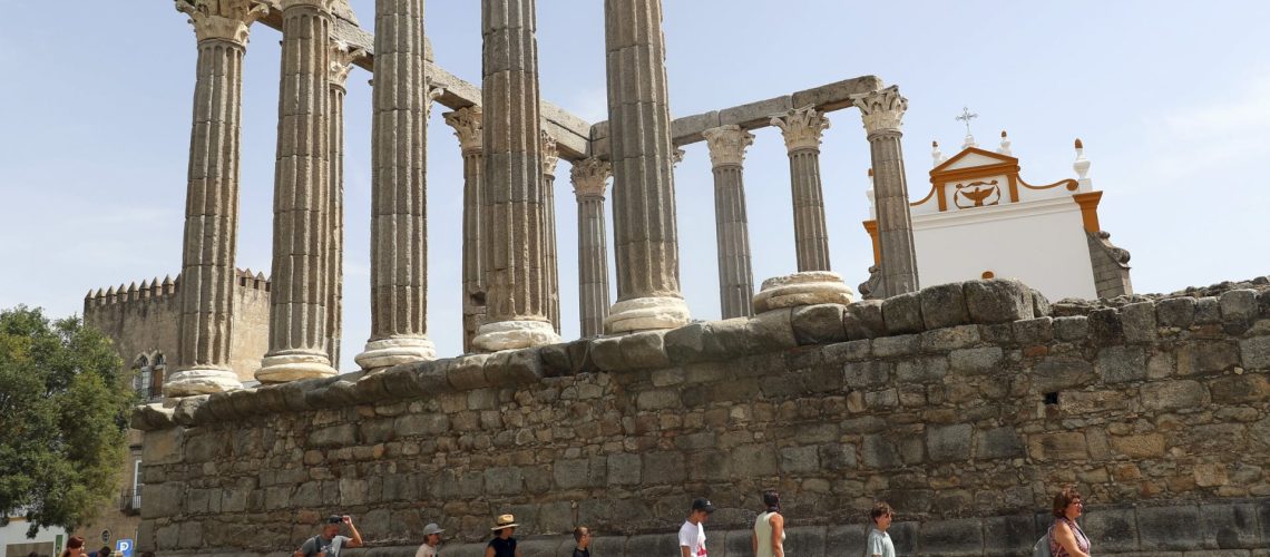 Évora devient la première municipalité de l'Alentejo à prélever une taxe touristique.
