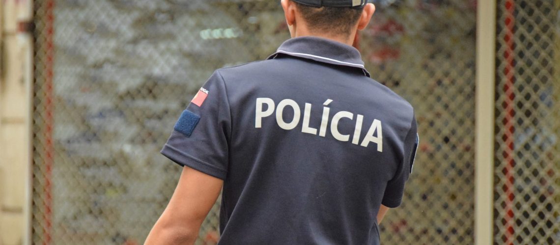 Faux policier attrapé par la PSP. Il portait un uniforme et avait un faux badge.