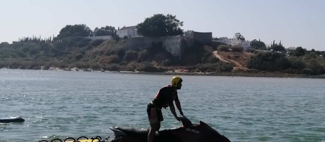 Femme secourue à la Barra de Cacela Velha. La baignade est déconseillée.