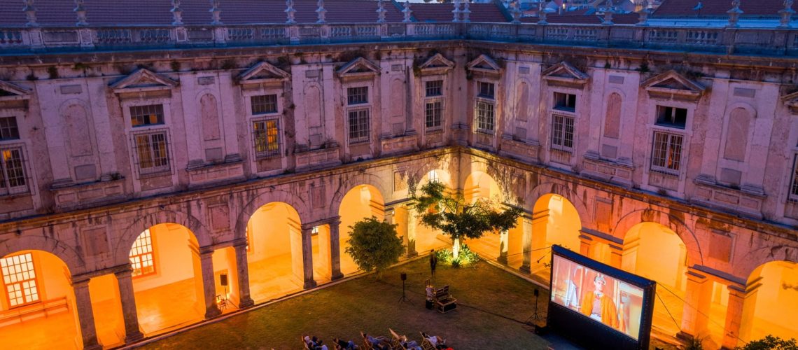 Films dans des églises et palais ? Black Cat apporte l'été du cinéma en plein air.