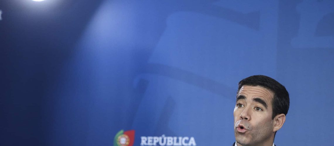 Gouvernement insiste sur le fait qu'il "n'y a aucune relation privilégiée" avec Chega ou PS.