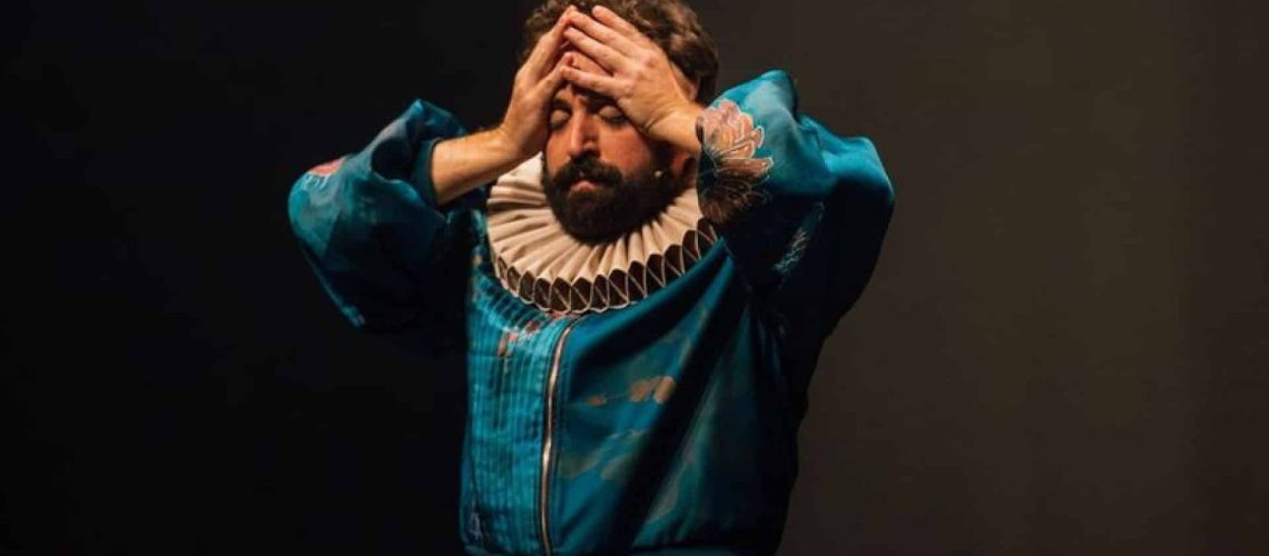 Gregório Duvivier revient avec une pièce qui rend hommage à la langue portugaise.