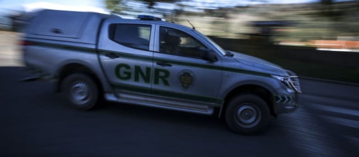 Homme arrêté pour contrôler sa femme et encourager ses filles à insulter leur mère