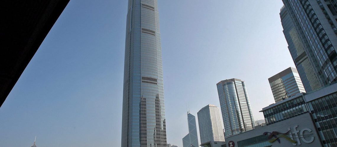 Hong Kong intervient pour défendre la parité de la monnaie locale face au dollar.