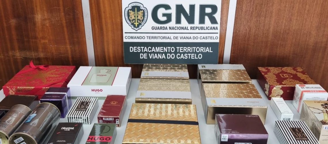 Il travaillait dans la distribution et gardait des commandes. La GNR saisit des parfums.