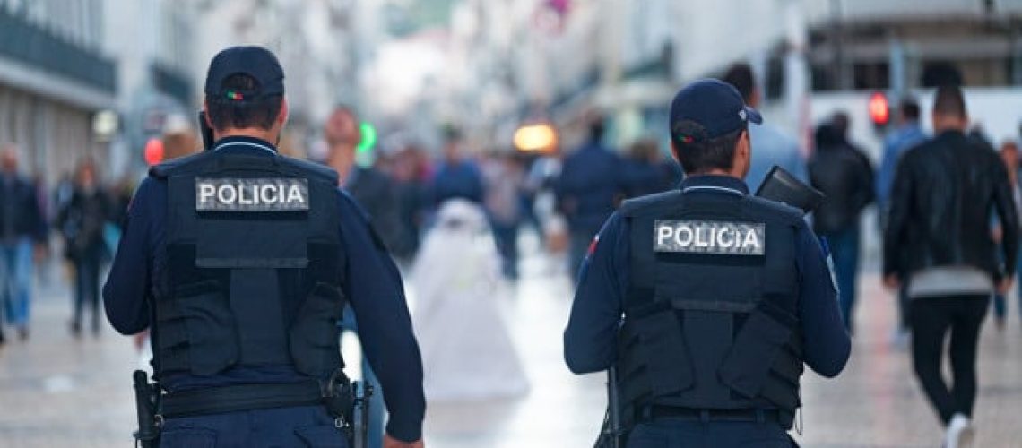 Ils cambriolaient des maisons, ont essayé de fuir le pays et ont été arrêtés par la PSP à Nazaré.