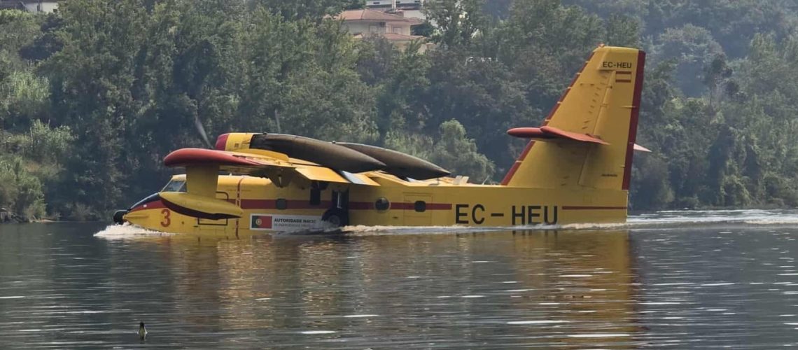 Incendie à Gondomar. Moyen aérien a amerri sur le Douro après une panne mécanique