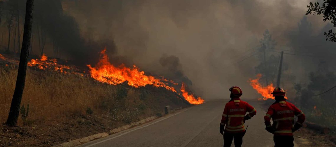Incendie à Ponte da Barca s'approche d'un village dans le parc de Peneda-Gerês.