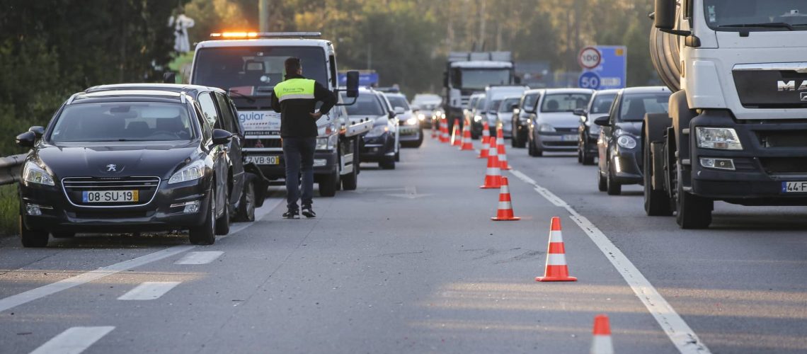 Incendie dans un camion coupe la circulation sur l'A2 à Castro Verde.