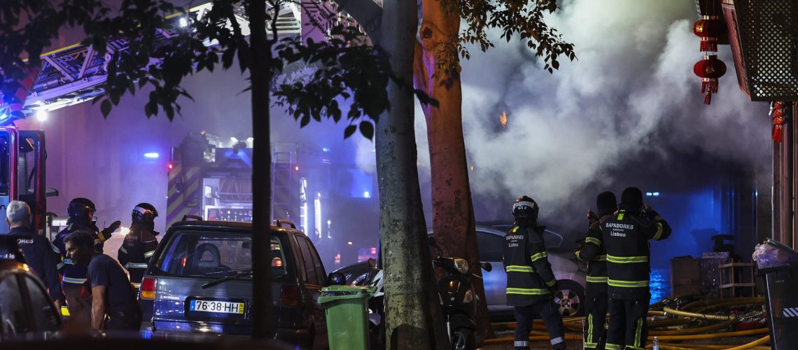 Incendie dans un magasin de Lisbonne maîtrisé et en phase de refroidissement.