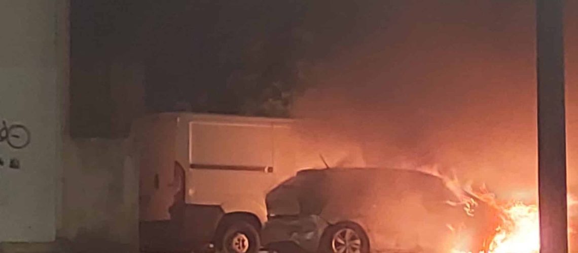 Incendie dans une camionnette et une voiture combattu par des pompiers à Marvila. Les images