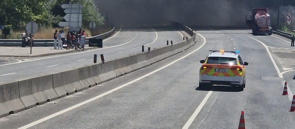 Incendie déclenché dans une usine de matériaux de construction à Coimbra.
