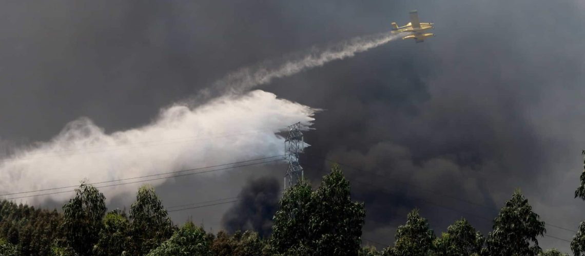 Incendies. Le gouvernement "prend des mesures pour garantir 76 moyens aériens"