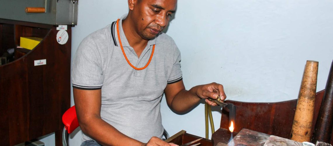 Joaquim Surumali préserve le patrimoine culturel timorais à travers les bijoux.