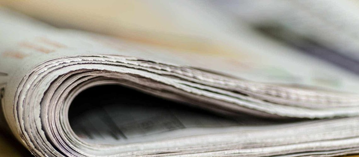 Jornal i passe en revue avec nouvelle direction et propriétaires.